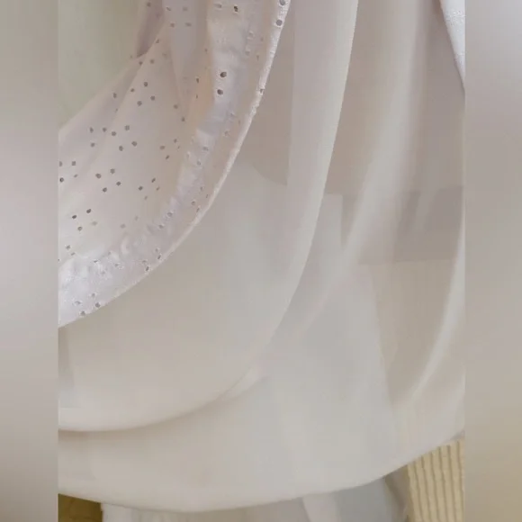 🆕LISTING🆕 Pebble and Stone eyelet cap sleeve blouse with peek-a-boo back - Picture 4 of 8